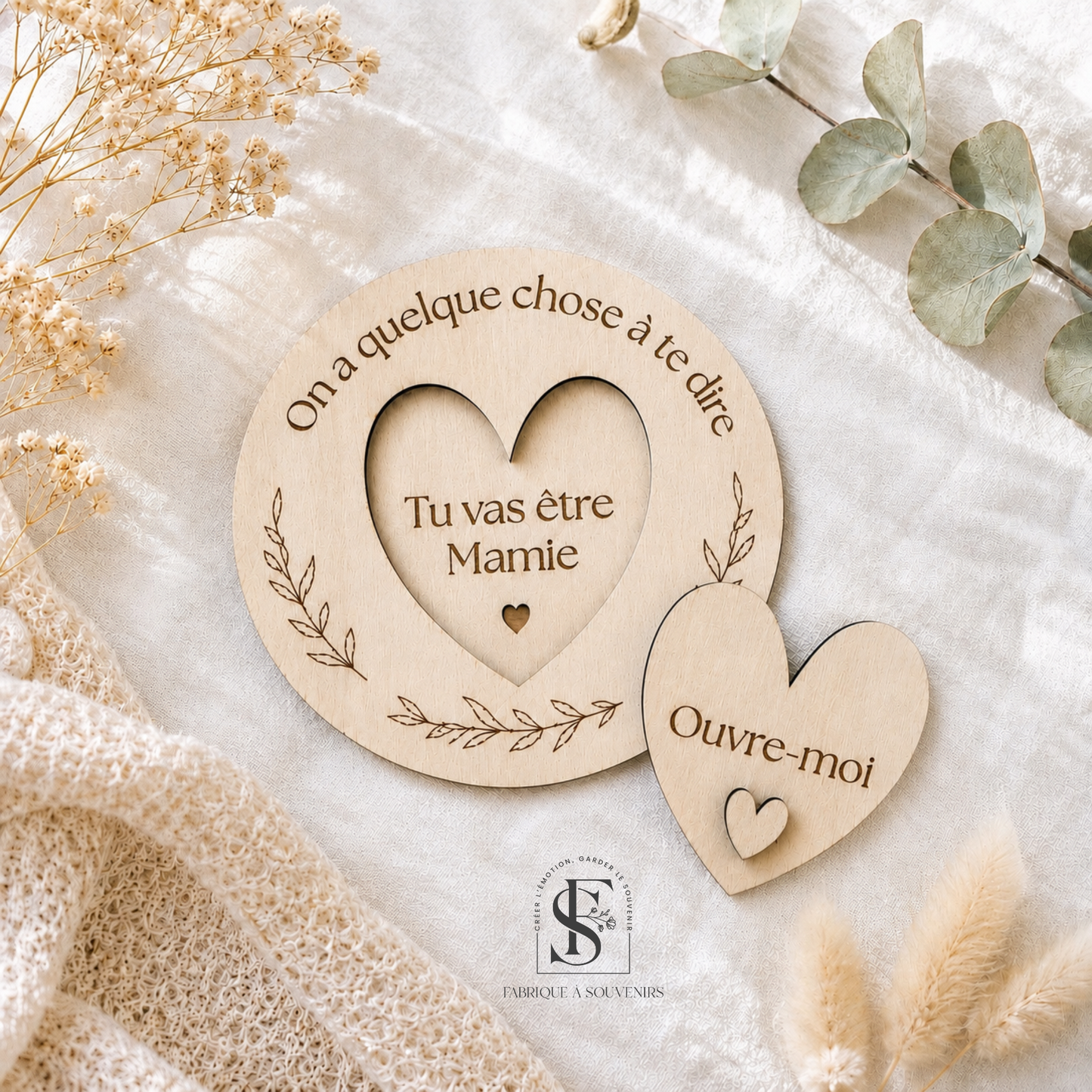 Médaillon annonce grossesse en bois personnalisé avec cœur ouvrant et message surprise gravé pour futur papa, mamie ou papi.