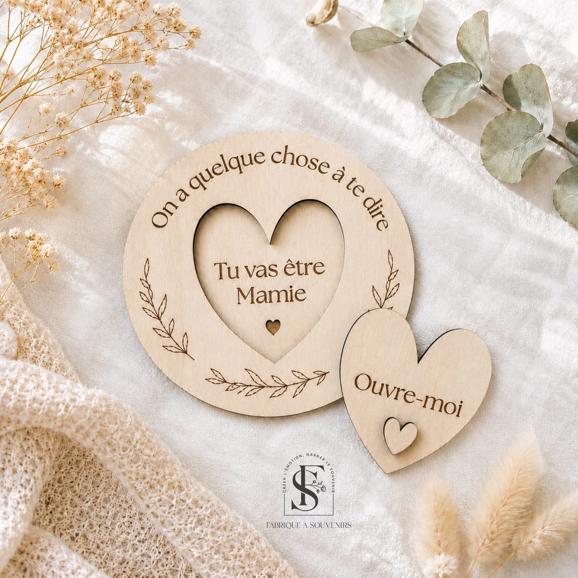 Médaillon annonce grossesse en bois personnalisé avec cœur ouvrant et message surprise gravé pour futur papa, mamie ou papi.