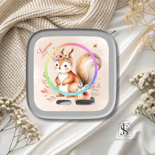 Sticker Toniebox 2 personnalisé écureuil avec fleurs et prénom – Autocollant enfant