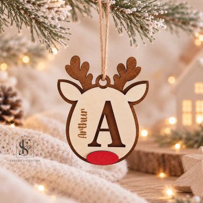 Suspension de Noël renne en bois personnalisée avec initiale A et prénom Arthur, nez rouge et corde en jute, décoration artisanale pour sapin de Noël